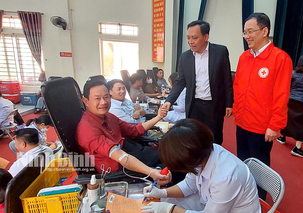 Các tình nguyện viên tham gia hiến máu tại Lễ hội.