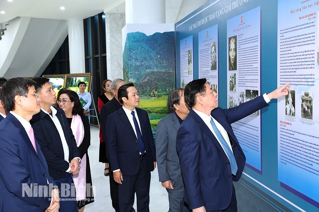 Đồng chí Nguyễn Trọng Nghĩa, Ủy viên Bộ Chính trị, Bí thư Trung ương Đảng, Trưởng Ban Tuyên giáo và Dân vận Trung ương cùng các đại biểu tham quan trưng bày poster của các nhà thơ Việt Nam tiêu biểu.
