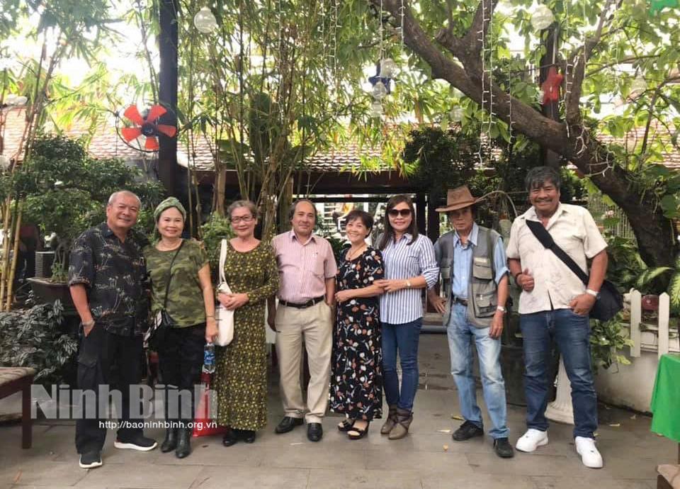 Nhà văn Hoàng Phương Nhâm (thứ 5 trái qua), nhà văn Kao Sơn (thứ 2 từ phải qua) và các nhà văn Thành phố Hồ Chí Minh.