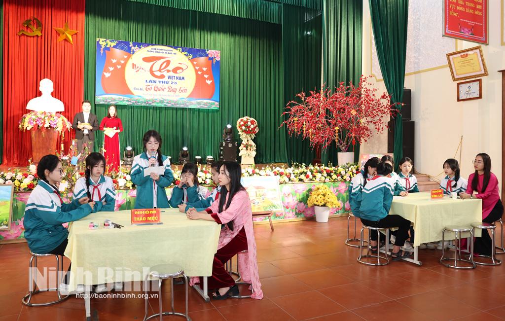 Các em học sinh Trường THCS xã Gia Trấn tham gia trải nghiệm nghe thơ vẽ họa.