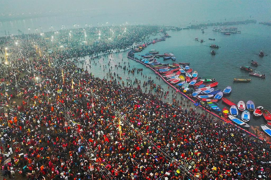 Lễ hội Mahakumbh Mela 2025 thu hút sự tham gia của hơn 500 triệu tín đồ trên khắp thế giới. Ảnh: www.nytimes.com