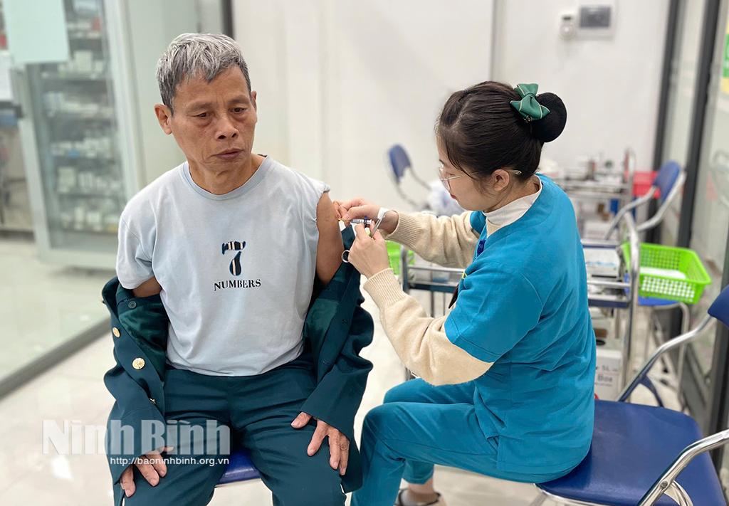 Tiêm vắc xin phòng cúm cho khách hàng tại Trung tâm Tiêm chủng quốc tế Gold (thành phố Hoa Lư).