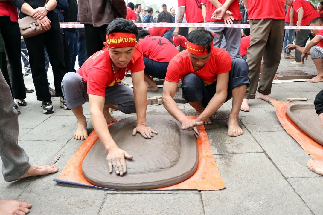 Các pháo thủ nặn pháo chuẩn bị thi đấu.