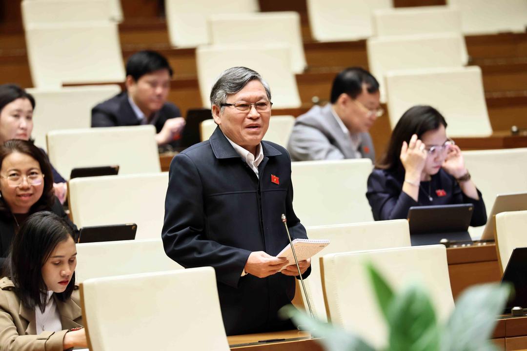 Đại biểu Quốc hội tỉnh Kon Tum phát biểu tại Kỳ họp.