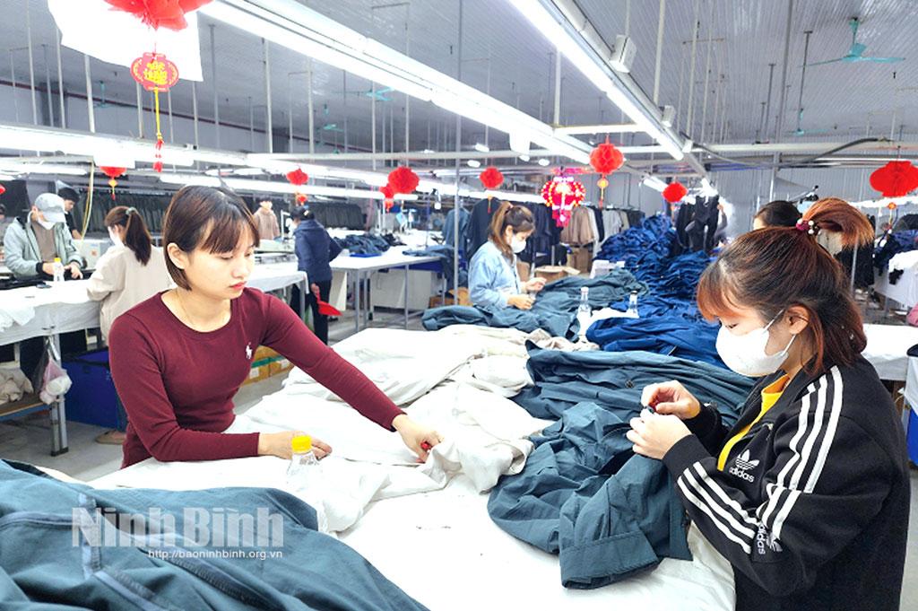 Nhiều công ty sản xuất hàng may mặc trên địa bàn tỉnh thiếu lao động sau kỳ nghỉ Tết Nguyên đán. Trong ảnh: Dây chuyền sản xuất tại Công ty TNHH Deakwang Vina (Nho Quan).