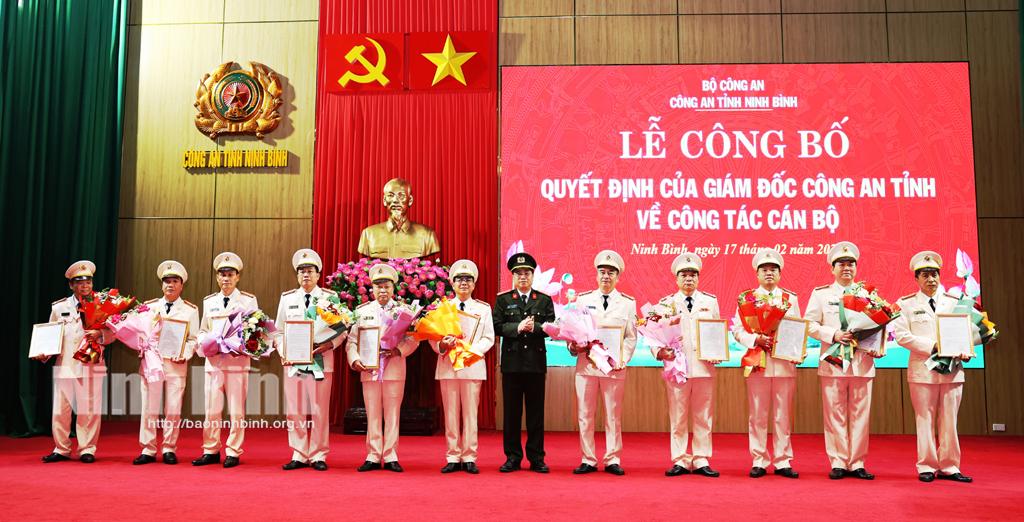 Đồng chí Đại tá Đinh Việt Dũng, Ủy viên Ban Thường vụ Tỉnh ủy, Bí thư Đảng ủy, Giám đốc Công an tỉnh trao Quyết định và tặng hoa chúc mừng các đồng chí nghỉ công tác, hưởng chế độ hưu trí và nghỉ công tác chờ hưởng chế độ hưu trí.