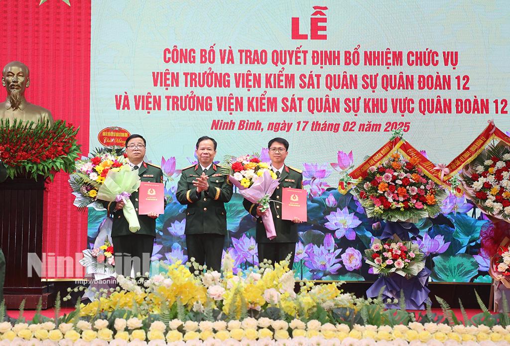 Trung tướng Tạ Quang Khải, Phó Viện trưởng Viện Kiểm sát Nhân dân tối cao, Viện trưởng Viện Kiểm sát Quân sự Trung ương trao Quyết định, tặng hoa chúc mừng Đại tá Nguyễn Anh Hùng và Đại úy Mạc Văn Sâm.