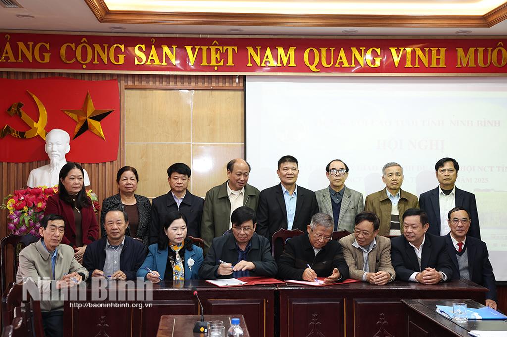 Đại diện Hội Người cao tuổi các huyện, thành phố ký giao ước thi đua năm 2025.