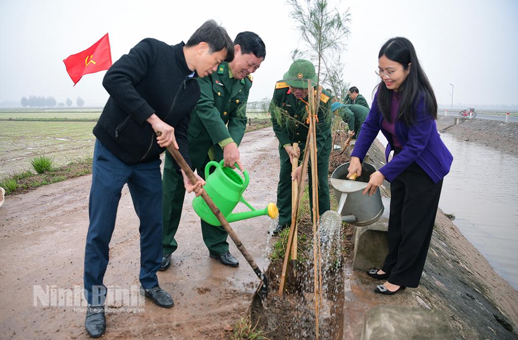 Các đại biểu trồng cây tại tuyến đường trục chính thôn Vĩnh Lộc, xã Yên Nhân.
