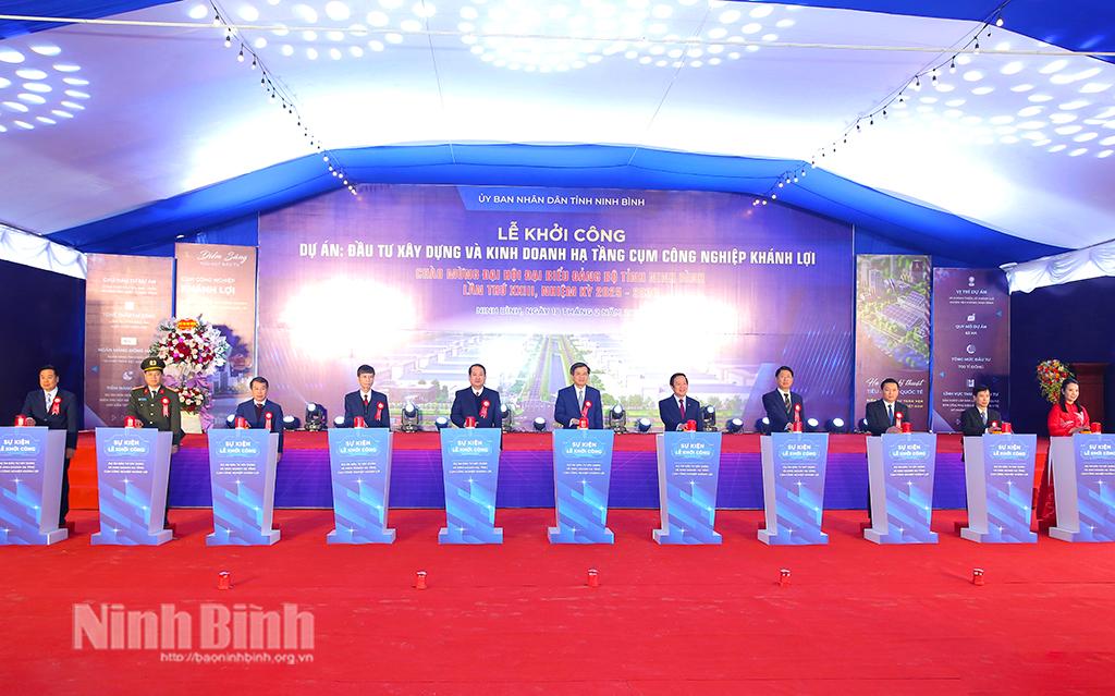 Các đồng chí lãnh đạo tỉnh, các đại biểu, chủ đầu tư thực hiện nghi thức khởi công Dự án đầu tư xây dựng và kinh doanh hạ tầng Cụm công nghiệp Khánh Lợi, huyện Yên Khánh.