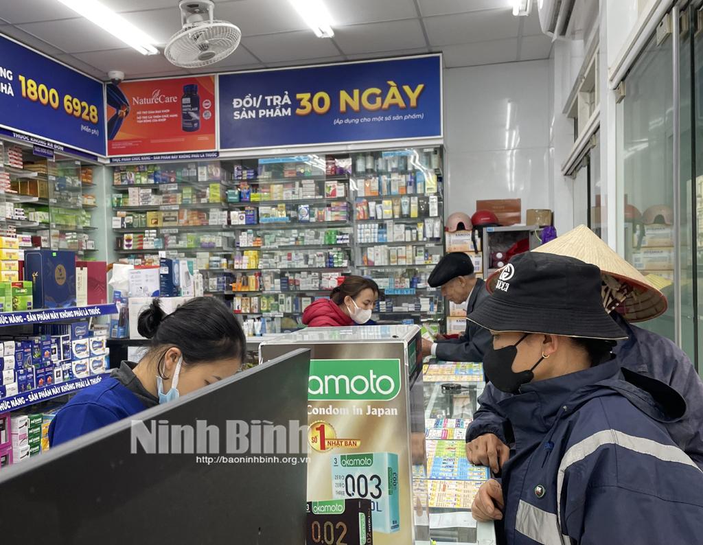 Người dân mua hàng tại cửa hàng FPT Long Châu.