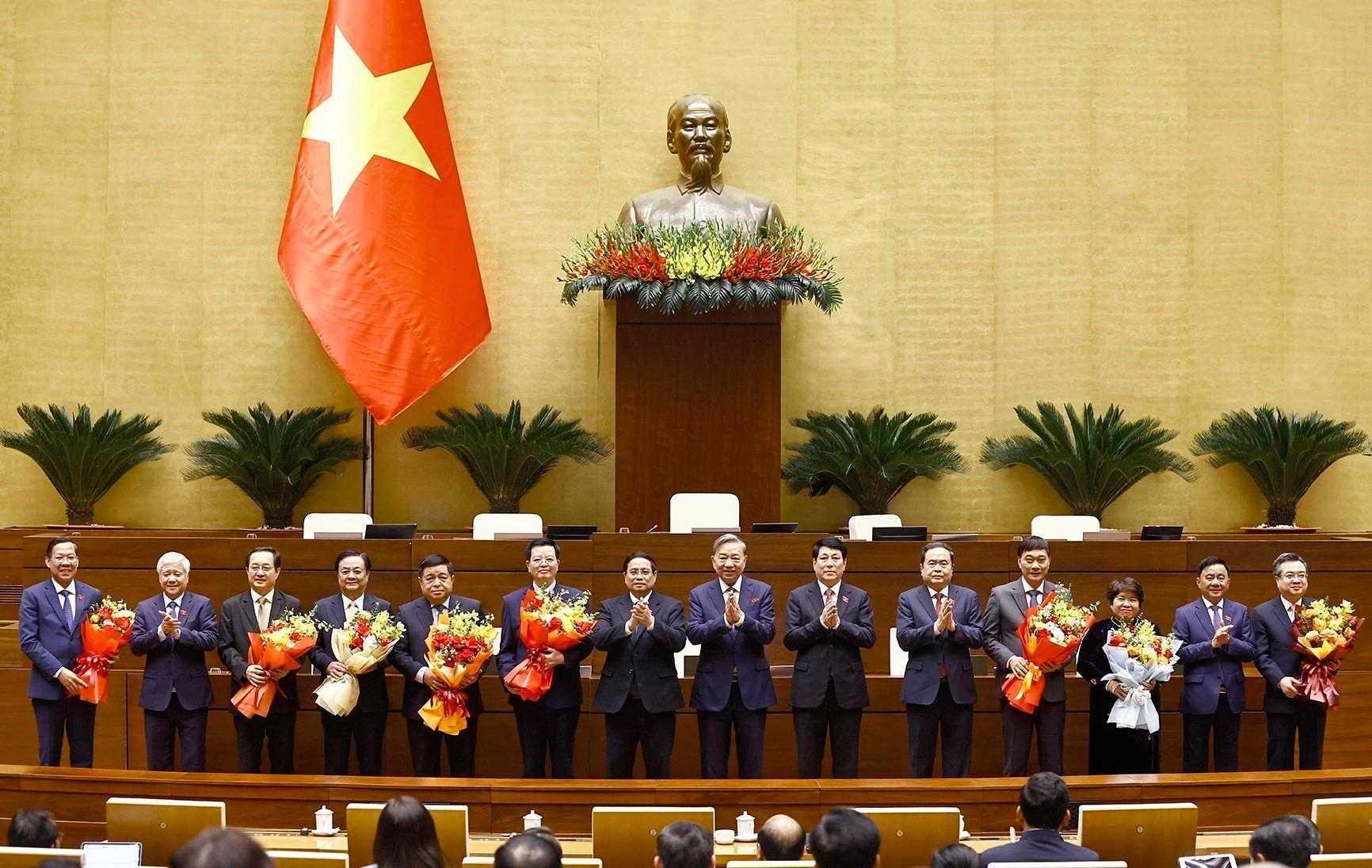 Tổng Bí thư Tô Lâm, Chủ tịch nước Lương Cường, Thủ tướng Phạm Minh Chính, Chủ tịch Quốc hội Trần Thanh Mẫn tặng hoa chúc mừng Phó Chủ tịch Quốc hội, Ủy viên Ủy ban Thường vụ Quốc hội, Chủ nhiệm một số Ủy ban của Quốc hội khóa XV; phê chuẩn đề nghị của Thủ tướng Chính phủ về việc bổ nhiệm Phó Thủ tướng Chính phủ và Bộ trưởng nhiệm kỳ 2021-2026. Ảnh: TTXVN