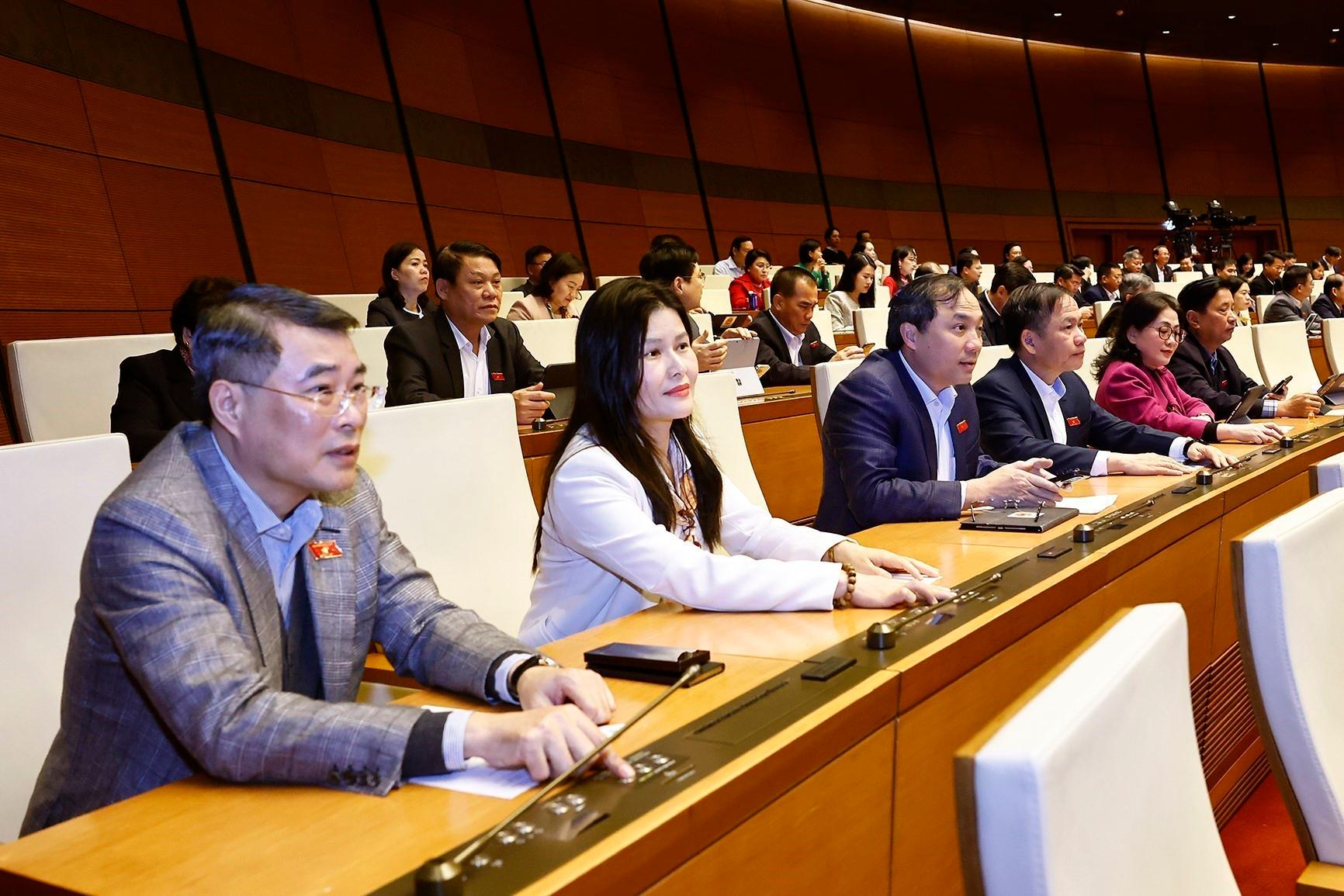 Đại biểu Quốc hội biểu quyết thông qua Luật Tổ chức Chính phủ (sửa đổi).