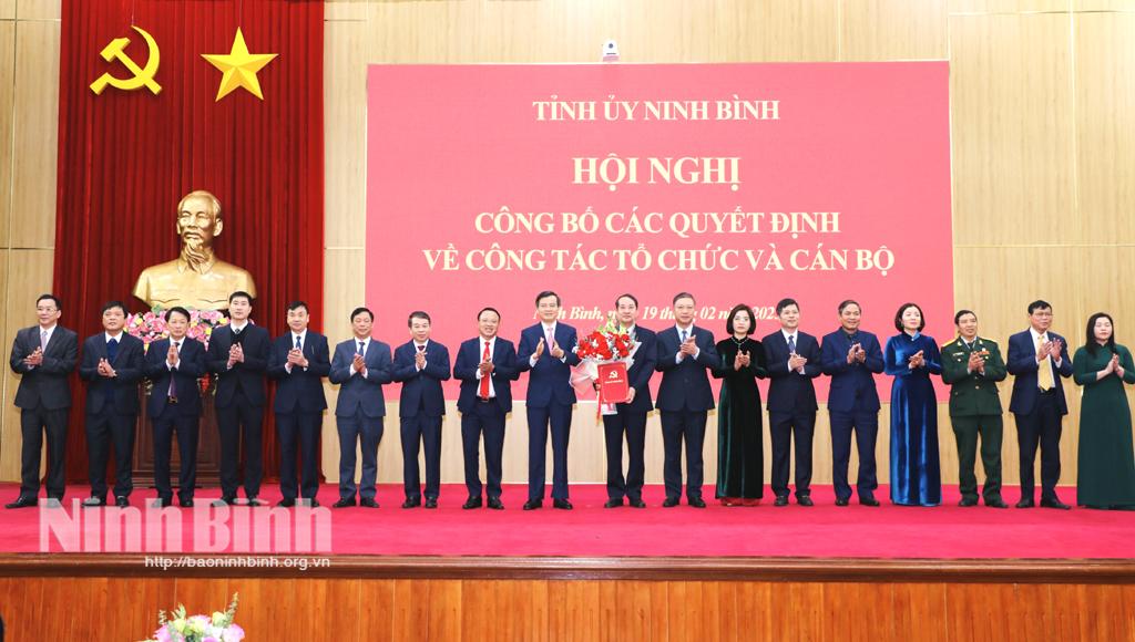 Đồng chí Bí thư Tỉnh uỷ Đoàn Minh Huấn trao Quyết định chỉ định Ban Chấp hành Đảng bộ các cơ quan Đảng tỉnh.