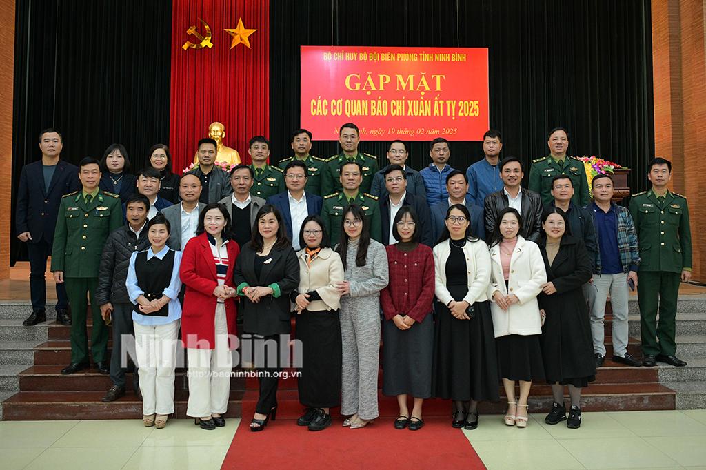 Đại biểu các cơ quan báo chí chụp ảnh lưu niệm cùng Bộ Chỉ huy Bộ đội Biên phòng tỉnh.
