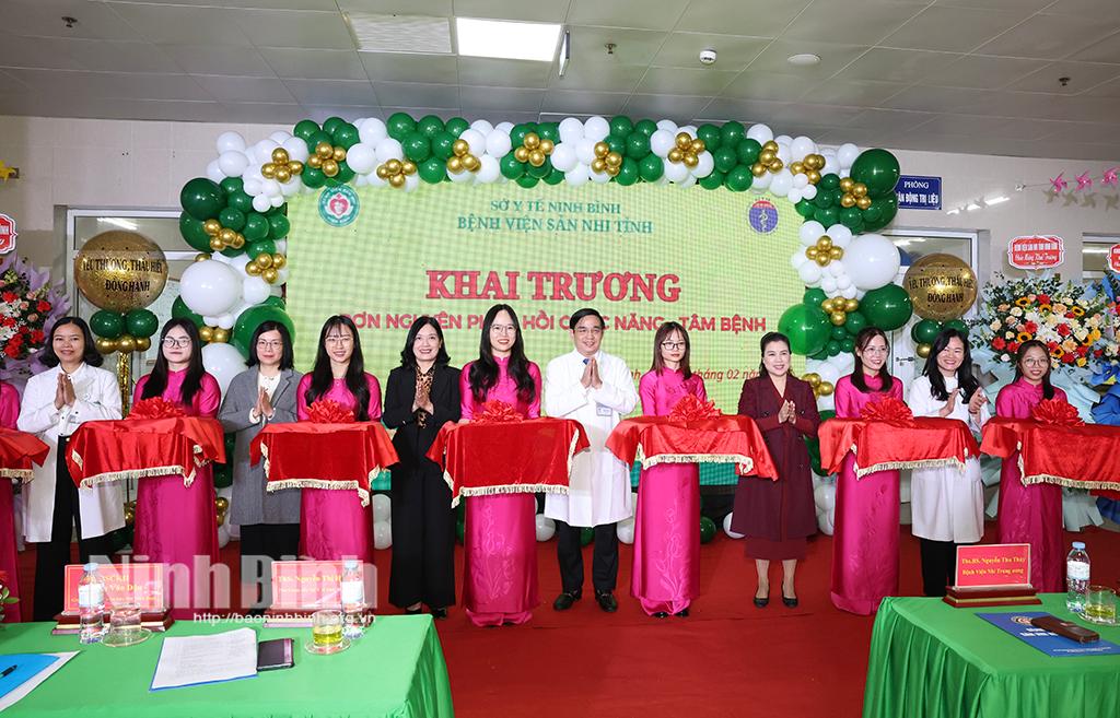 Các đại biểu cắt băng khai trương Đơn nguyên Phục hồi chức năng-Tâm bệnh.