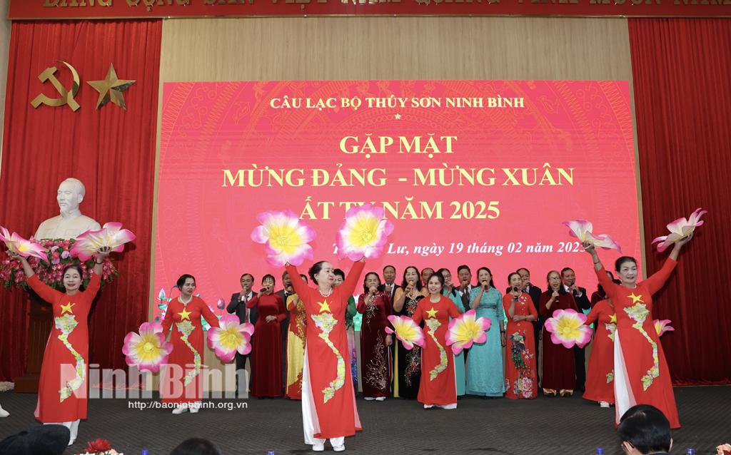 Chương trình văn nghệ của các thành viên trong câu lạc bộ.