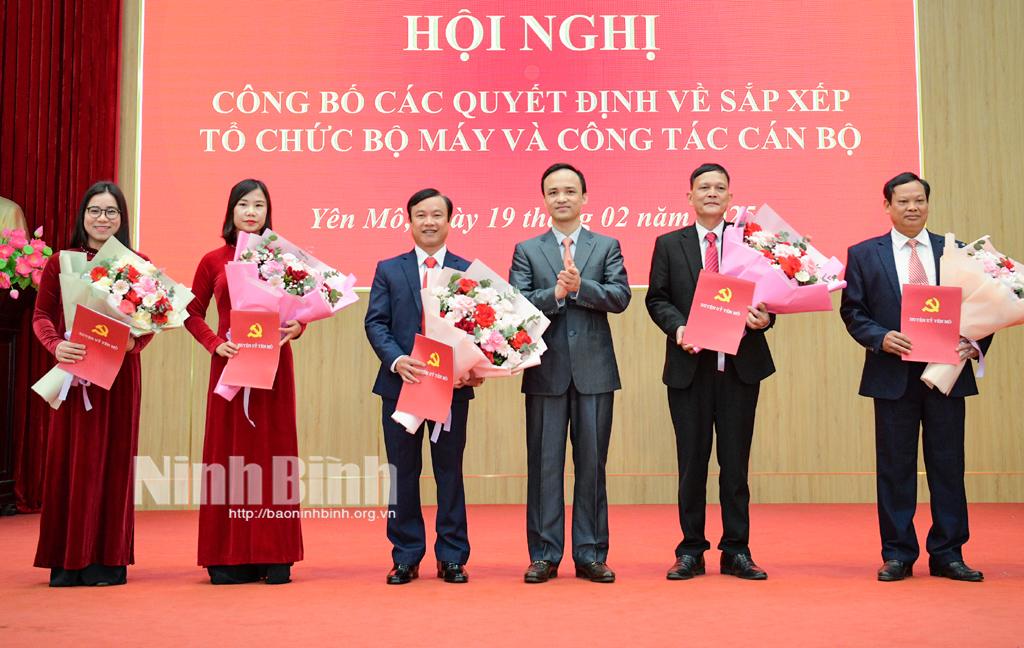 Đồng chí Bí thư Huyện ủy trao các Quyết định về công tác cán bộ Ban Tuyên giáo và Ban Dân vận huyện ủy.