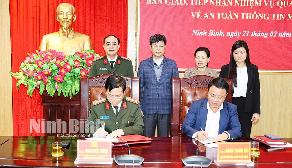 Đồng chí Đại tá Đinh Việt Dũng, Giám đốc Công an tỉnh và đồng chí Đoàn Thanh Hải, Giám đốc Sở Thông tin và Truyền thông ký Biên bản bàn giao, tiếp nhận nhiệm vụ quản lý Nhà nước về an toàn thông tin mạng trên địa bàn tỉnh.