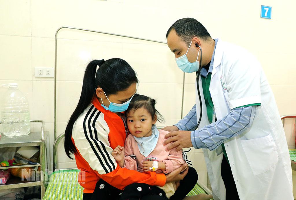 Khám sức khỏe cho bệnh nhân nhi tại Bệnh viện Đa khoa huyện Kim Sơn.