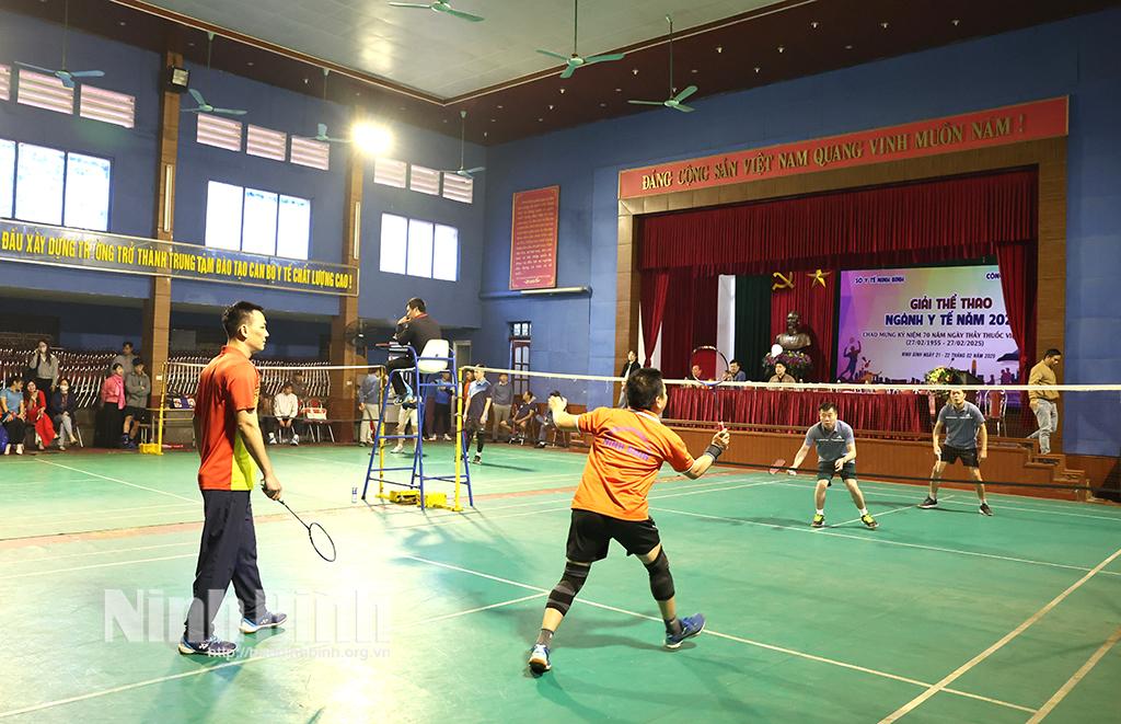 Các vận động viên tham gia thi đấu môn cầu lông trong khuôn khổ Giải.