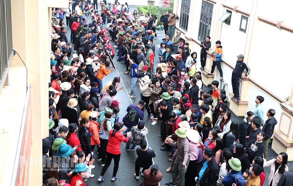 Nhân dân và du khách hào hứng với phần thi kéo co tại Ngày hội.