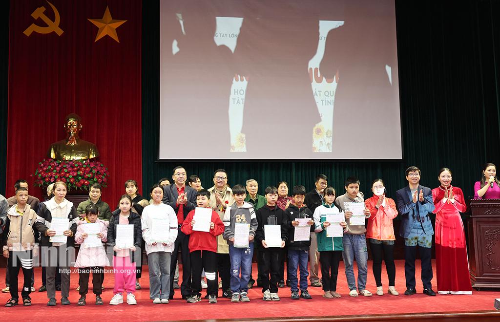 Đại diện Hội Chữ thập đỏ tỉnh, nhóm "Nối vòng tay lớn" tặng quà cho trẻ em khuyết tật tại huyện Gia Viễn.