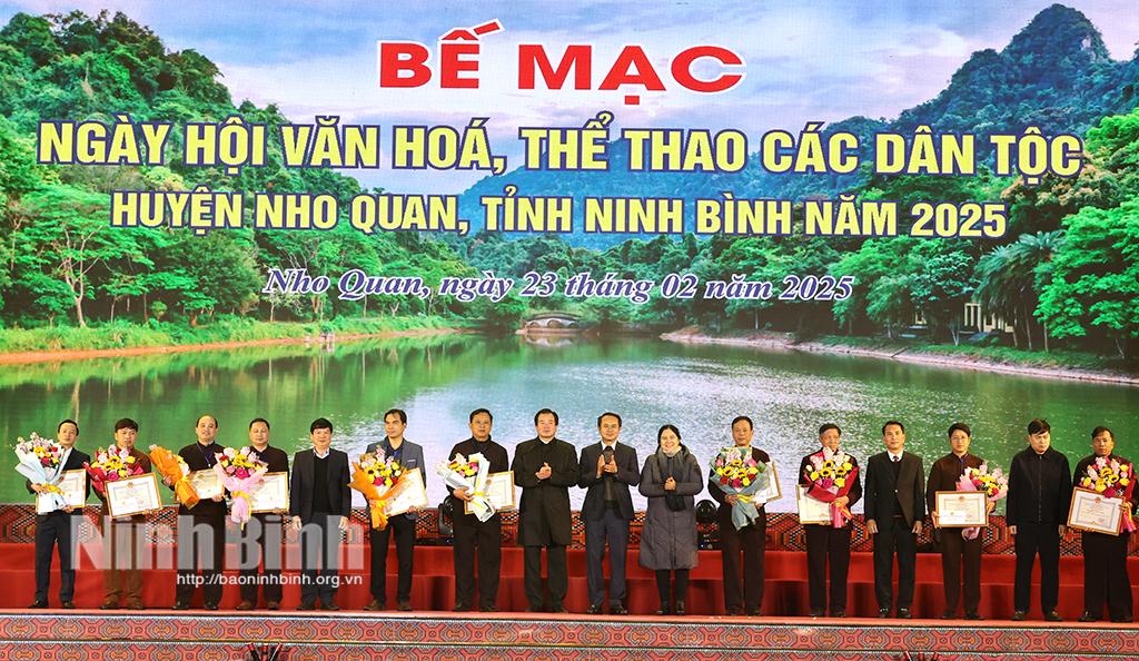 Các đồng chí lãnh đạo huyện Nho Quan trao giải cho các đơn vị.