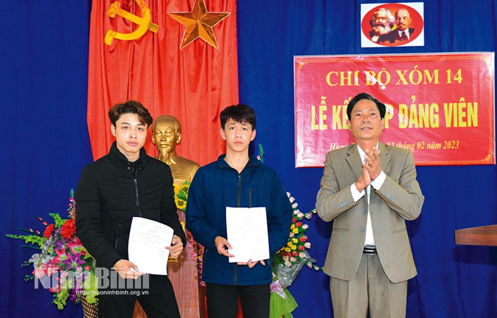 Đồng chí Bí thư chi bộ xóm 14, xã Hùng Tiến trao Quyết định kết nạp đảng viên cho thanh niên ưu tú chuẩn bị lên đường nhập ngũ. Ảnh: Trường Giang