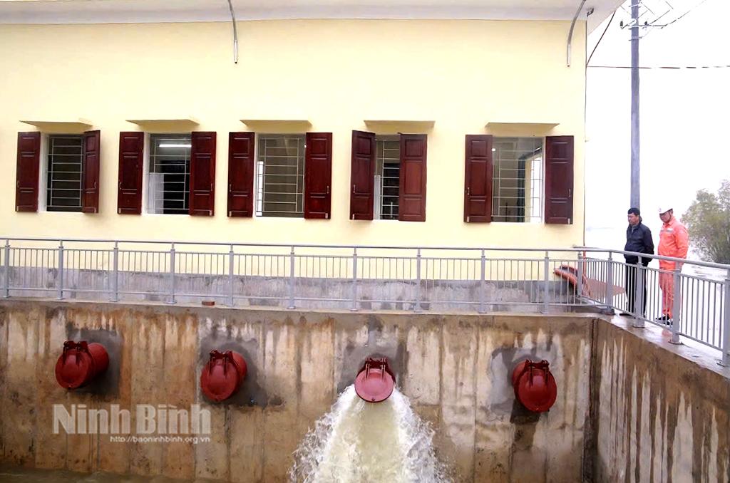 Cán bộ ngành điện Ninh Bình kiểm tra, đảm bảo việc cấp điện phục vụ bơm nước gieo cấy vụ Đông Xuân 2024 - 2025 tại Trạm bơm xã Gia Phú (huyện Gia Viễn).