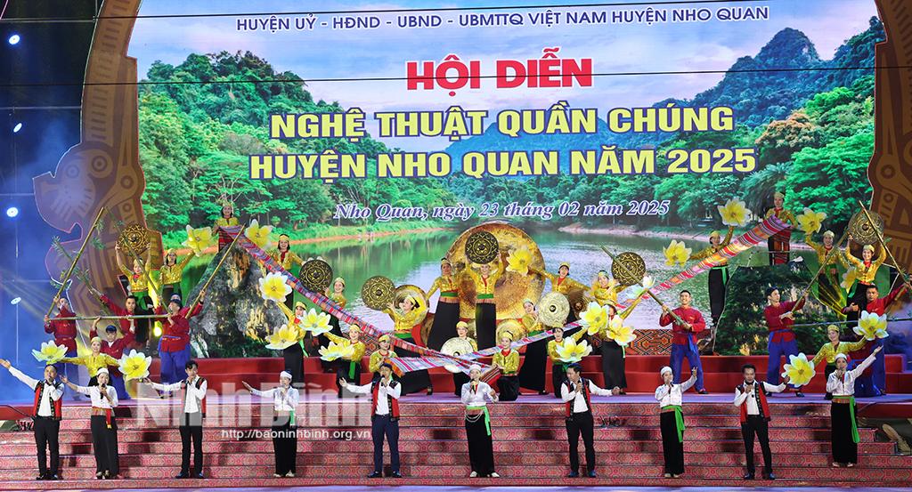 Một tiết tục văn nghệ đắc sắc tham gia hội diễn.