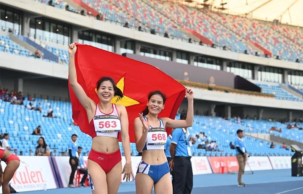 Nguyễn Thị Huyền ăn mừng vô địch nội dung chạy 400m rào nữ SEA Games 32. (Ảnh: Dương Thuật)