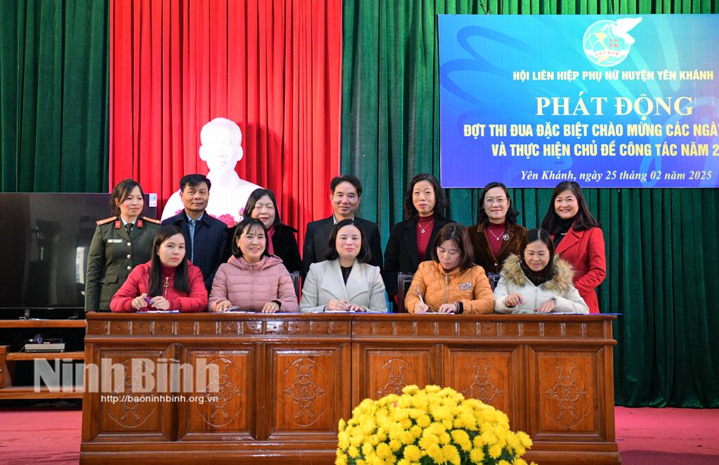 Lãnh đạo Hội LHPN huyện và Hội LHPN các xã, thị trấn trên địa bàn huyện ký kết giao ước thi đua năm 2025.