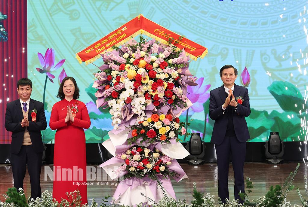 Đồng chí Bí thư Tỉnh uỷ Đoàn Minh Huấn tặng hoa chúc mừng ngành Y tế.