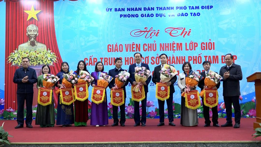 Ban Tổ chức Hội thi tặng hoa, cờ lưu niệm cho các đơn vị có giáo viên tham dự Hội thi.