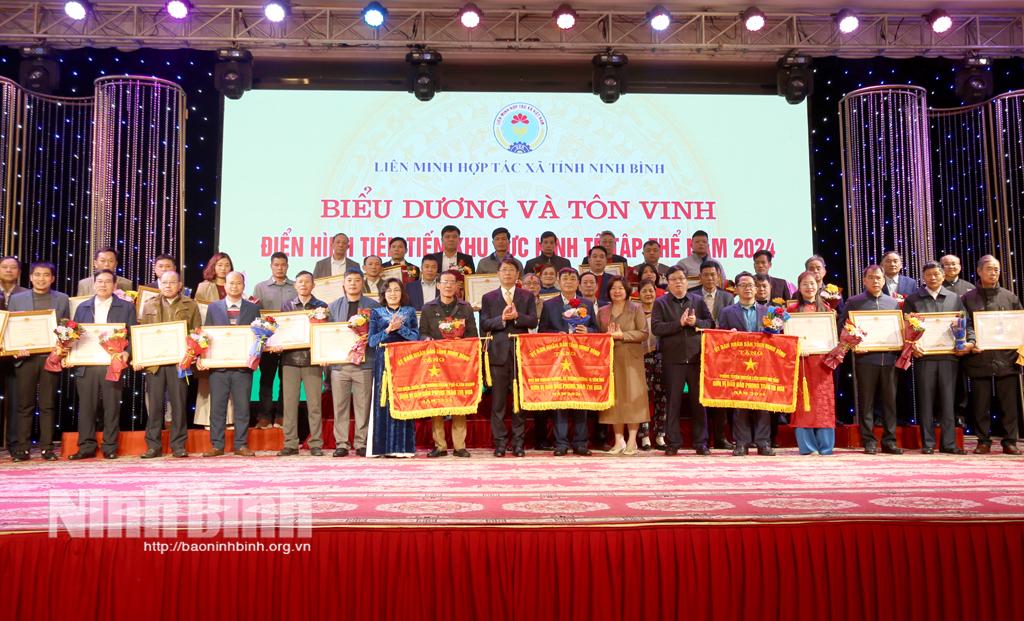 Liên minh HTX tỉnh khen thưởng cho các tập thể và cá nhân có thành tích nổi bật trong phong trào phát triển kinh tế tập thể năm 2024.