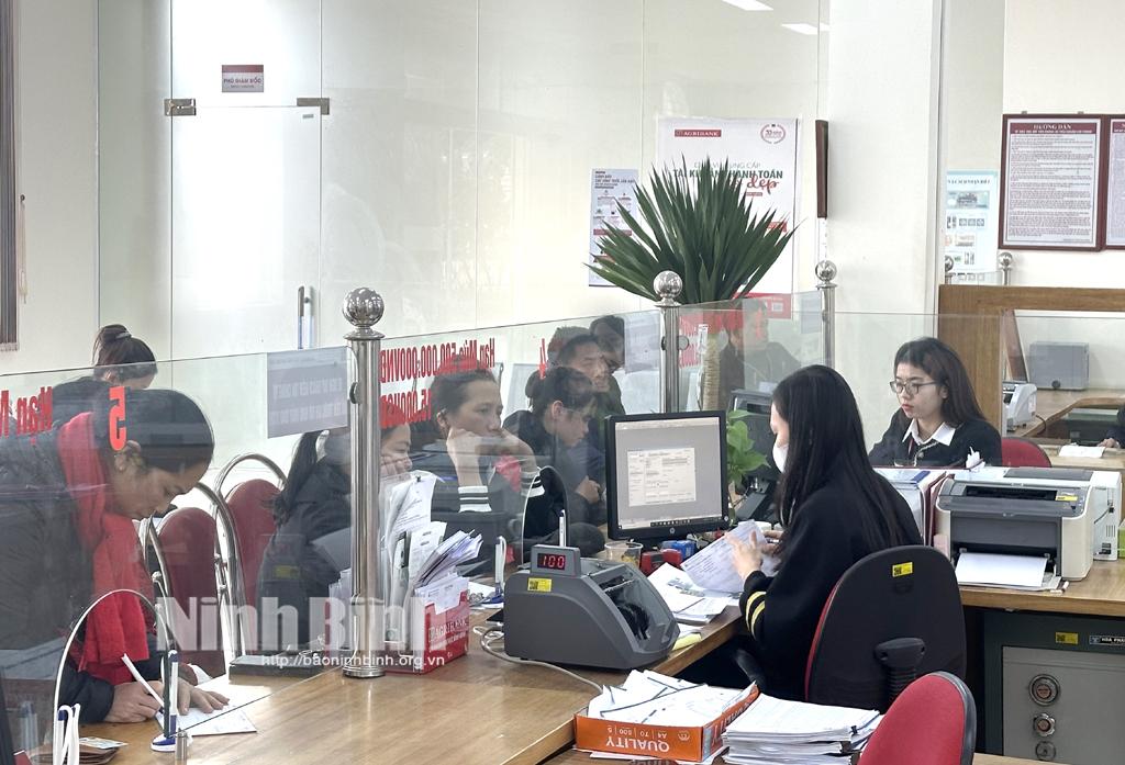 Hoạt động giao dịch tại Agribank chi nhánh Bình Minh (Kim Sơn).