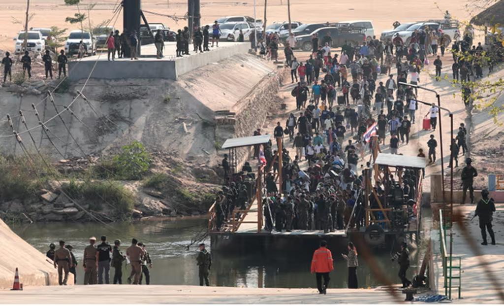 Những người được giải cứu khỏi các băng nhóm lừa đảo ngày 12/2/2025. Ảnh: Somrerk Kosolwitthayanant/EPA