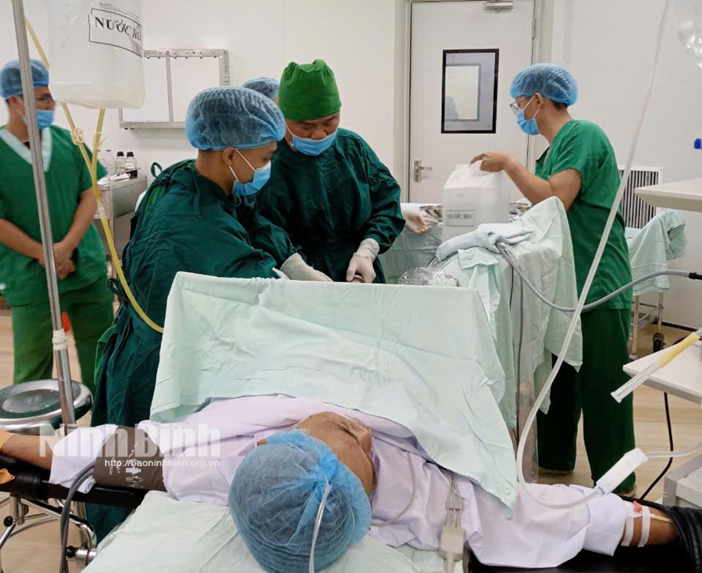 Đại tá, bác sĩ CK2 Đặng Đức Tâm, Giám đốc Bệnh viện trực tiếp mổ nội soi cắt phì đại tiền liệt tuyến cho bệnh nhân.