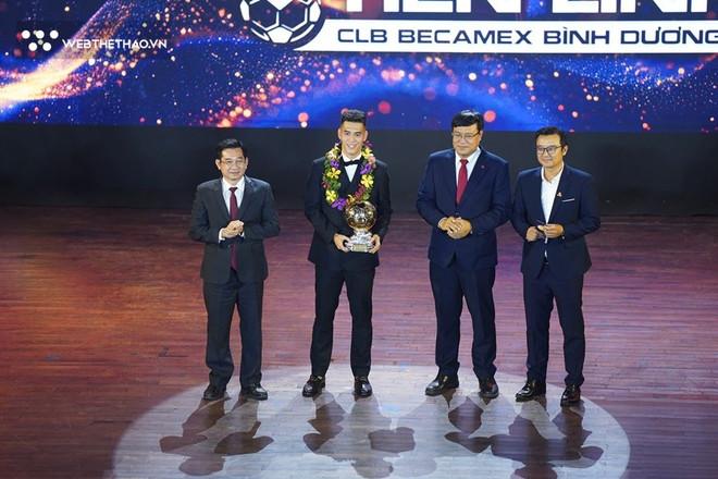 Tiền đạo Nguyễn Tiến Linh (thứ hai từ trái sang) giành giải thưởng Quả bóng Vàng Việt Nam 2024. (Ảnh: webthethao)