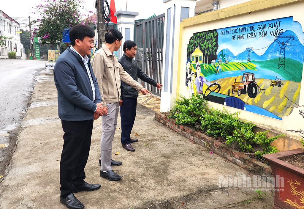 Nhân dân thôn Xuân Dương 2, xã Khánh Cư (Yên Khánh) xây dựng các tuyến đường bích họa chào mừng Đại hội Đảng các cấp nhiệm kỳ 2025-2030.