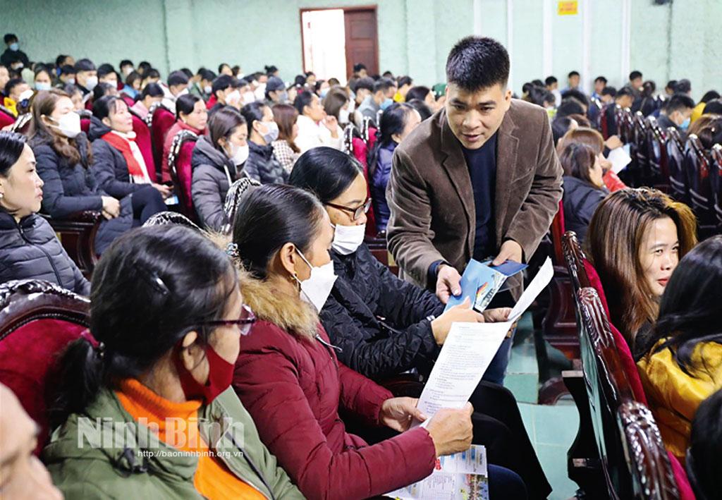 Cán bộ ngành Lao động, Thương binh và Xã hội phối hợp với doanh nghiệp tuyên truyền về xuất khẩu lao động tại huyện Kim Sơn.