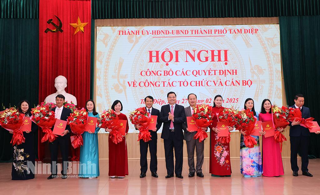 Lãnh đạo Thành phố Tam Điệp trao Quyết định, tặng hoa chúc mừng các đồng chí được điều động, bổ nhiệm.