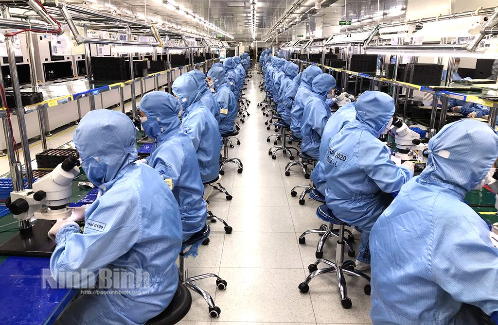 Dây chuyền sản xuất của Công ty TNHH MCNex Vina, Khu công nghiệp Phúc Sơn (thành phố Hoa Lư).
