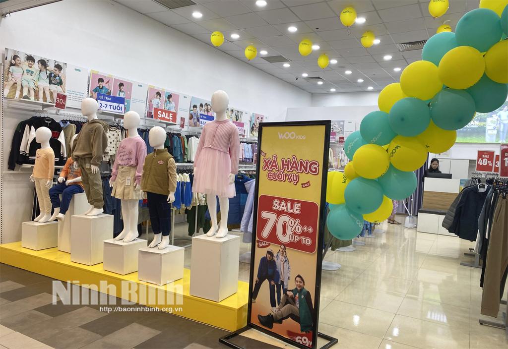 Xả hàng cuối vụ, nhiều cửa hàng treo biển giảm giá tới 70%.