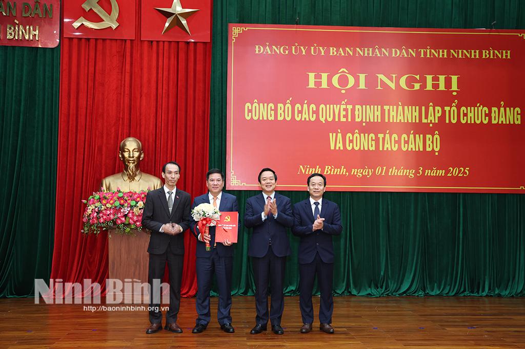 Đồng chí Phạm Quang Ngọc, Phó Bí thư Tỉnh ủy, Chủ tịch UBND tỉnh, Bí thư Đảng ủy UBND tỉnh trao Quyết định, tặng hoa chúc mừng Chi bộ và các đồng chí trong Chi ủy Chi bộ cơ quan Đảng ủy UBND tỉnh.