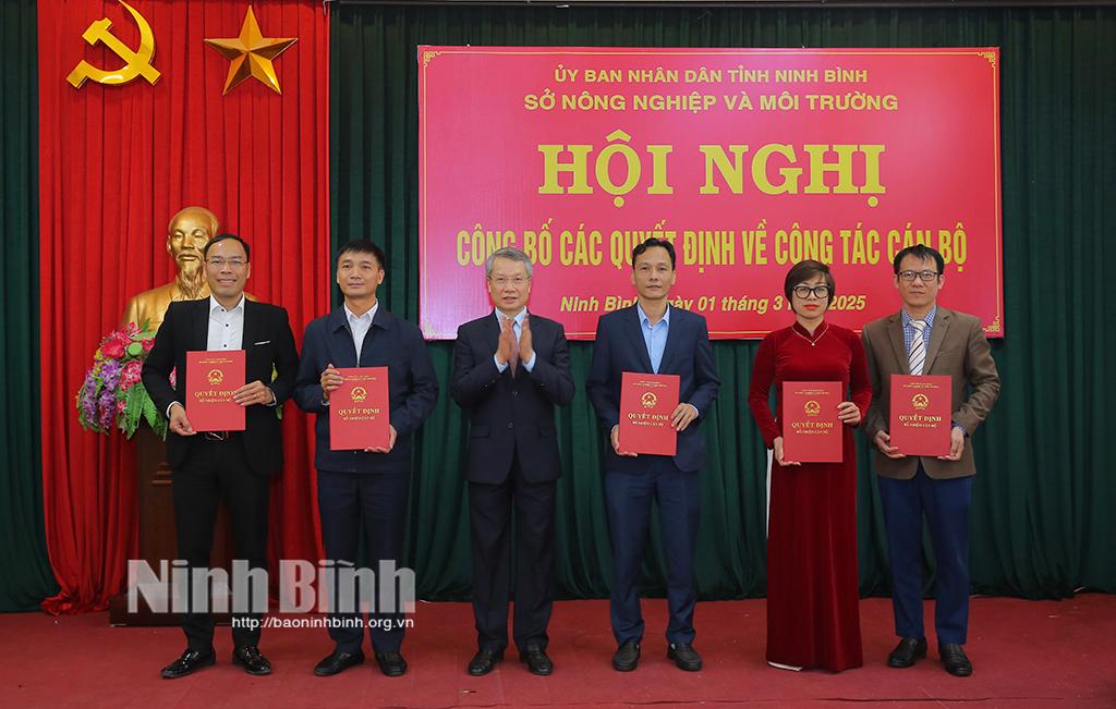 Đồng chí Giám đốc Sở Nông nghiệp và Môi trường trao Quyết định bổ nhiệm lãnh đạo Trung tâm Khuyến nông và Xúc tiến thương mại.