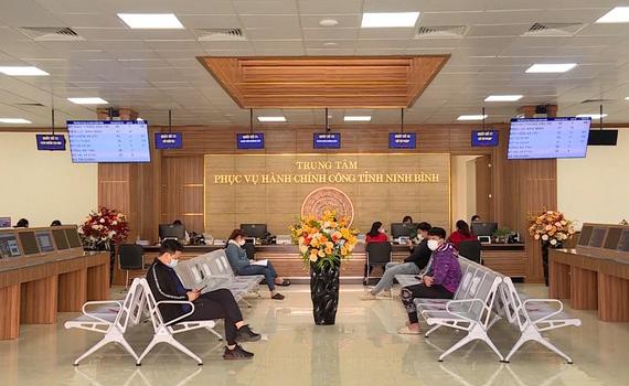 Giải quyết thủ tục hành chính Trung tâm Phục vụ hành chính công tỉnh Ninh Bình. Ảnh: CTV