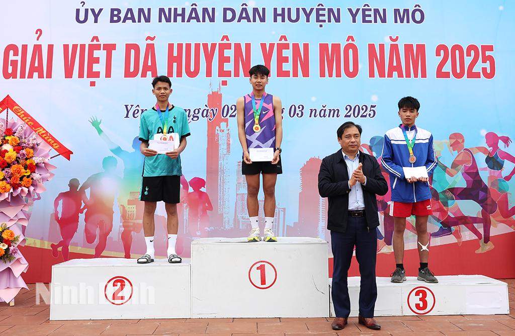 Ban tổ chức trao giải cho nội dung thiếu niên nam chạy cự ly 3.000 m.