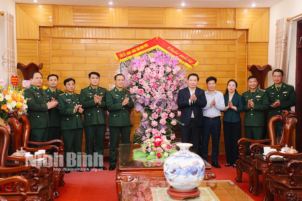 Đồng chí Phó Chủ tịch Thường trực UBND tỉnh Tống Quang Thìn tặng hoa, chúc mừng cán bộ, chiến sỹ Bộ đội Biên phòng tỉnh.